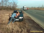 กล้ามาก!เมื่อแม่เลี้ยงกับลูกชายจอดเล่นเล่นเซ็กกันข้างถนนไม่แคร์รถที่วิ่งผ่านเลยใจกล้าสุดๆ