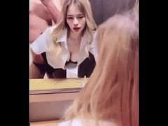 xxxสาวมหาลัยควบคาชุดนักศึกษาลีลาเสียวสุดๆเห็นแล้วเสียวควยแทนหนุ่มที่โดนขย่มควยเลย