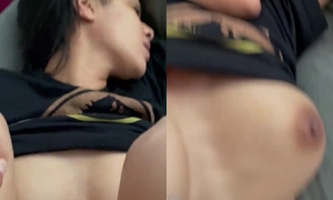 คลิปหลุด เน็ตไอดอลสาวขาวหมวยโคตรน่ารักตั้งกล้องขึ้นขย่มควยให้แฟนหนุ่มรีบดูก่อนโดนลับ