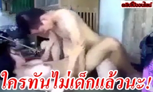 ใครทันคลิปนี้บอกเลยไม่เด็กแล้วนะ คลิปโป๊ไทยในตำนานมาก บ่าวไทบ้าน สี้หีนักเรียนมัธยม สาวซำน้อย แอบเย็ดกันที่ครัวหลังบ้าน พ่อแม่ไปทำนา สี้หีเด็กน้อย ดูที่ไรเงี่ยนตามแตกทุกกรอบ